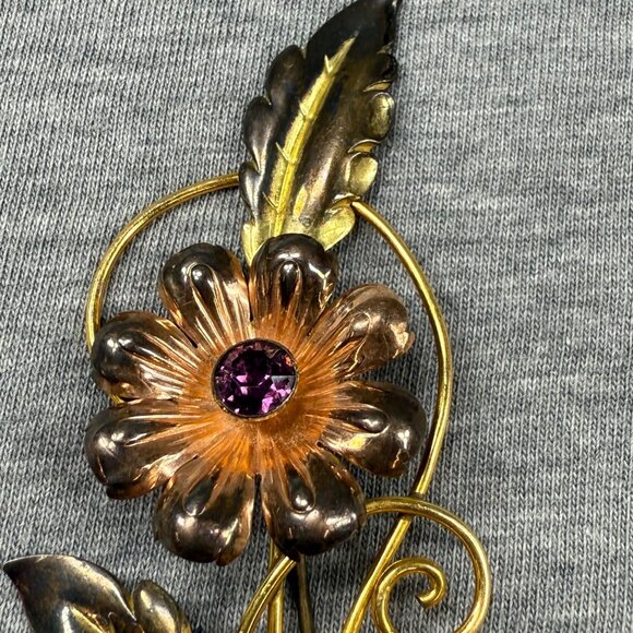 Vintage Gold-Tone Flower Brooch Purple Rhinestone Center & Detailed Leaf Design - Picture 6 of 16
